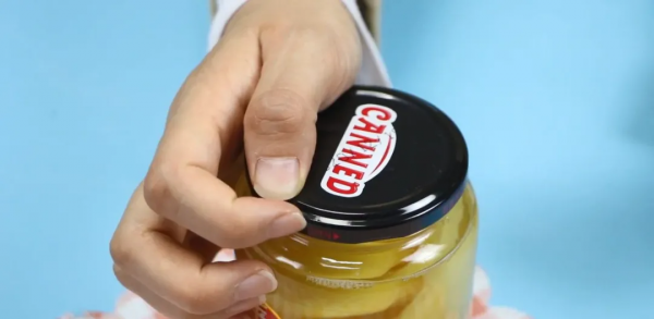 今天才知道，原來罐頭瓶上有機關，輕輕一擰就開，真實用