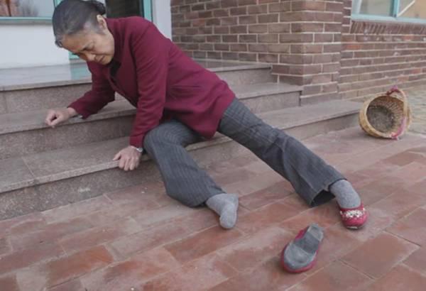 老年人為啥摔一跤就骨折？50歲後，2種肉請捨得吃，讓骨骼更健康