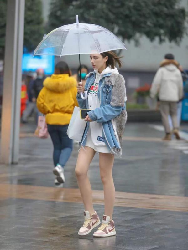 冬天也總是穿大衣、羽絨服，“毛毛外套”溫暖奢華，誰穿誰洋氣