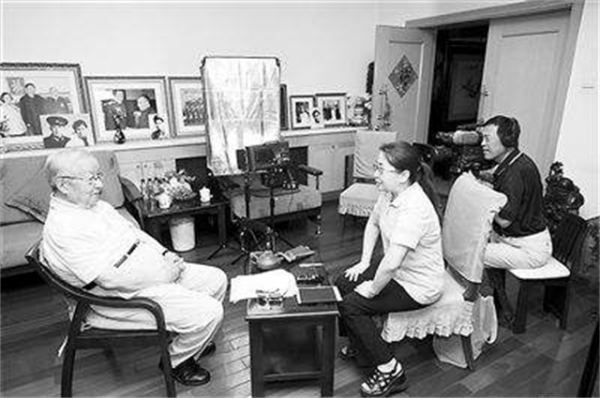 軍區政委遲浩田視察老山前線，發現戰士們蓬頭垢面，又奇怪又生氣