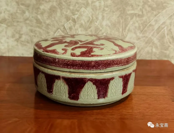 二十世紀釉裡紅刻劃蓮紋圓蓋盒