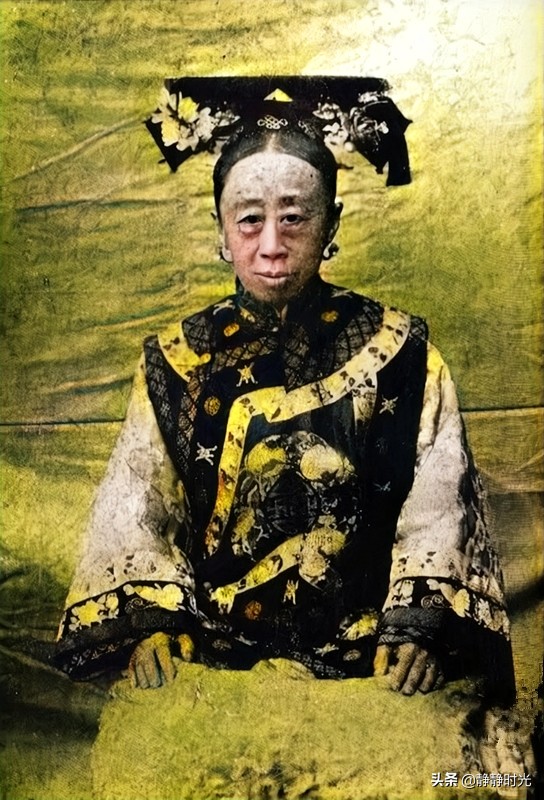 晚清老照片：四名轎伕抬洋人女子，窮人衣不蔽體，公主無美貌