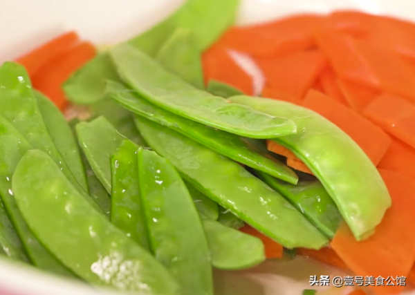 荸薺搭配蝦仁一起炒，鮮嫩清甜又好吃，老少皆宜的家常美食