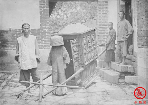 晚清老照片：康有為梁啟超逃亡期間拍合影，新娘頭頂籮筐出嫁