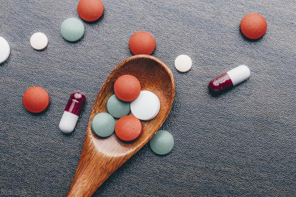 3箇中成藥，疏肝解鬱、健脾理氣、養血，用於胸脅脹痛、氣鬱胸悶