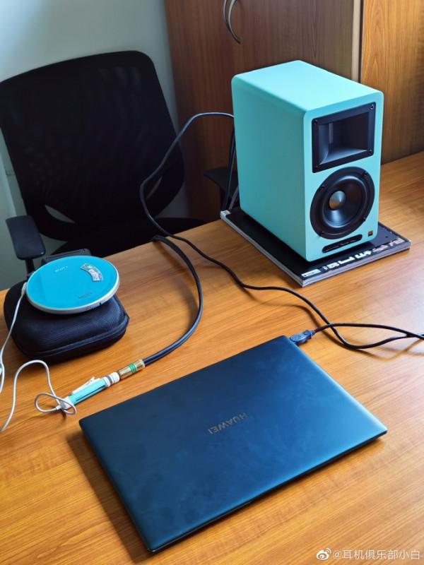 辦公桌上曾用過和仍在用的幾對小喇叭