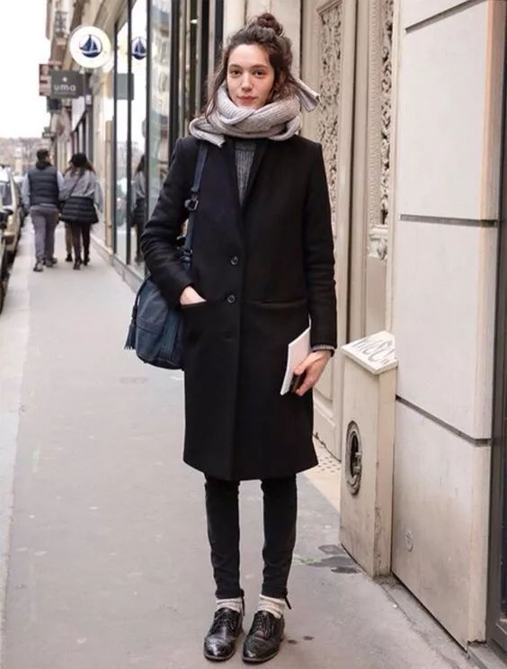 冬天，“長大衣+平底鞋”才舒服，借鑑這5款平底鞋，實用又時髦