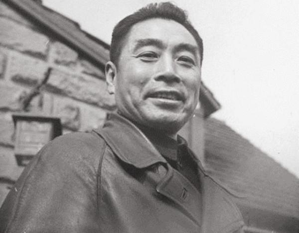 記者故意刁難周總理:為何要用美產鋼筆?他的回答讓記者羞愧 記者故意刁難周總理:為何要用美產鋼筆?他的回答讓記者羞愧