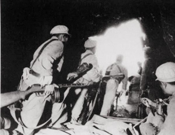 警衛連長踢開營長的門：老子不站崗了！62年後連長成了副國級