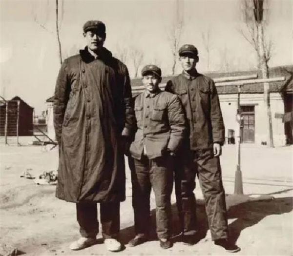 亞洲第一中鋒穆鐵柱墓地，墓誌銘述其一生，大郅鄭海霞淚別