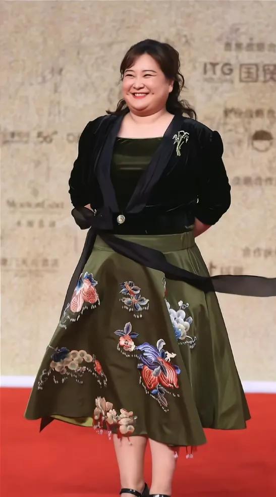 關曉彤逆風翻盤，李宇春翻車，李冰冰絕美，金雞紅毯造型花落誰家