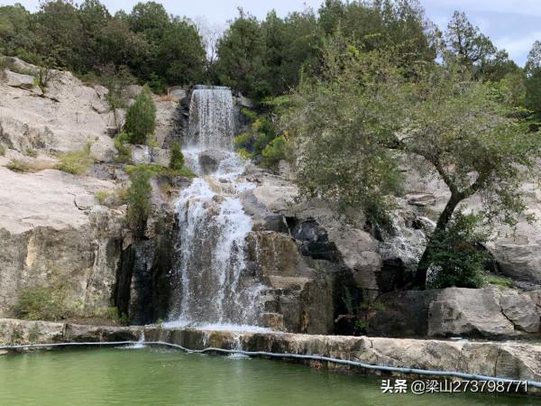 大伾山，大平原上突起的孤峰，寺廟洞閣棋佈，摩崖碑刻林立