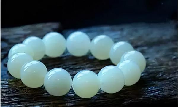 大媽把玩了20年的核桃變成了“玉”核桃？