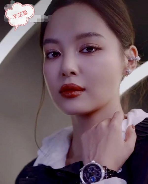 蔣欣戚薇嘟嘴吹糖人，哪個嘟嘴好看？