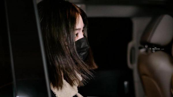 許佳琪私服，身穿黑色翻毛長皮衣，看著好暖人