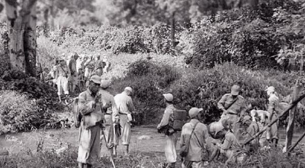 敵軍突然出現,炊事員急中生智,化解了一場災難,我軍大獲全勝 敵軍突然出現,炊事員急中生智,化解了一場災難,我軍大獲全勝