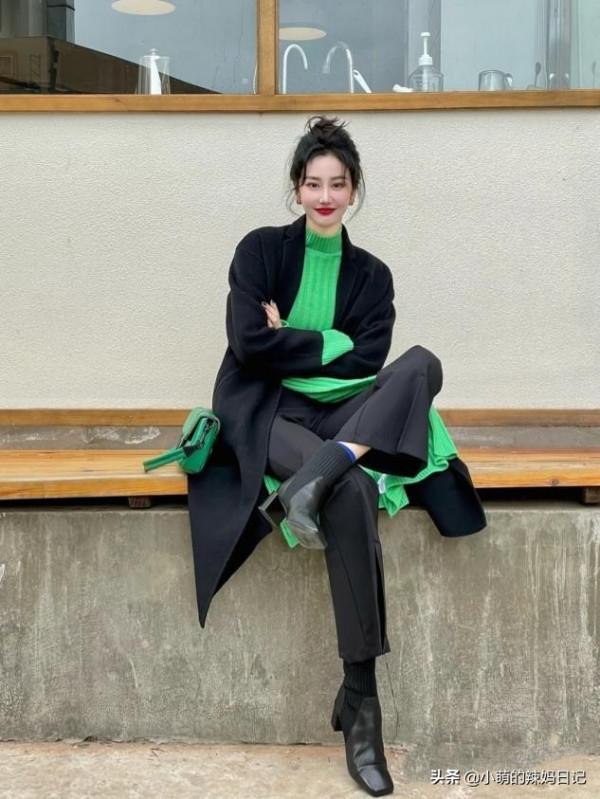 憑什麼秋冬一定要穿黑白灰？最實用的“亮色”搭配指南，請收藏