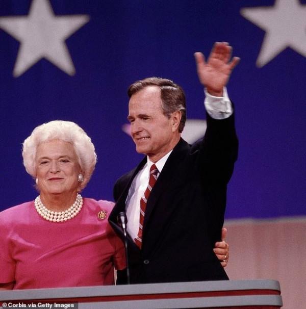 希拉里難得溫柔：28年前和老布什夫人同框氣質好，乖乖被她牽著走