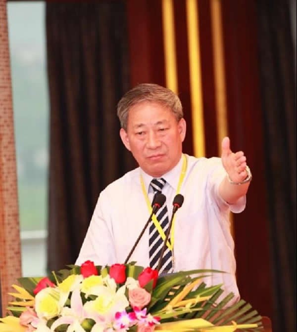 超生二胎改變命運！本是教書匠的他，被迫下海打拼出千億帝國