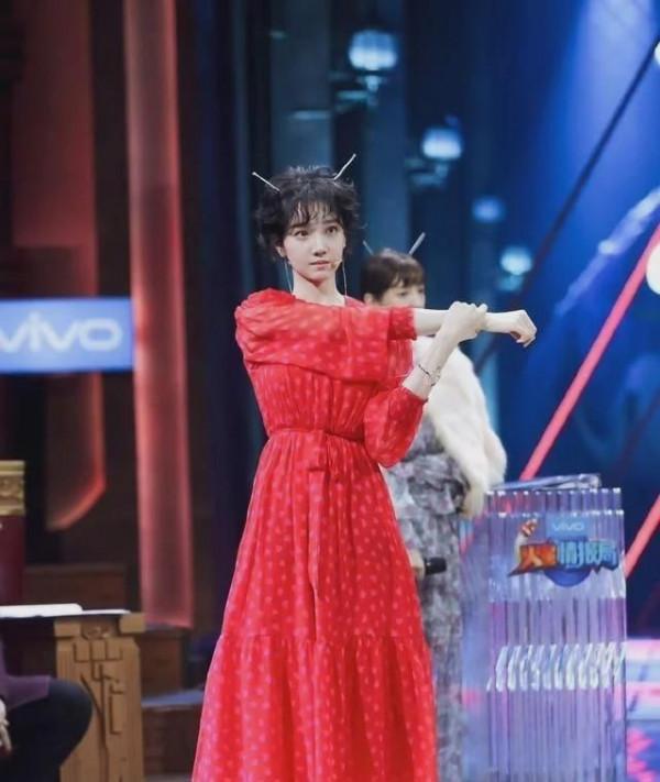 陳小紜紅色搭配真迷人,一雙長腿展露無疑,就是髮型有些一言難盡 陳小紜紅色搭配真迷人,一雙長腿展露無疑,就是髮型有些一言難盡