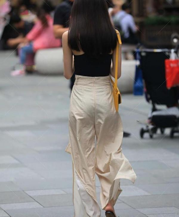 寬大寬鬆的闊腿褲也很好看，配上修身上衣，顯瘦減齡