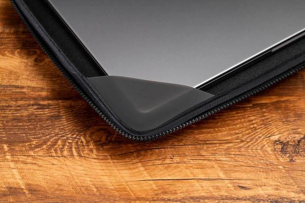 這個內膽包符合MacBook Pro的氣質，保護效果全面，功能設計貼心