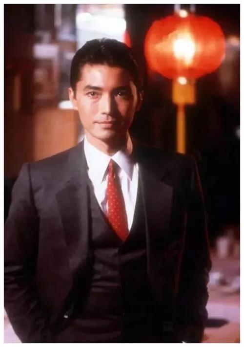 走下“神壇”的尊龍，無父無母，一生和孤獨做伴