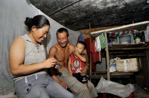 安徽農民浙江打拼拾荒,一家5口蝸居無水無電橋洞,最窮時僅20元 安徽農民浙江打拼拾荒,一家5口蝸居無水無電橋洞,最窮時僅20元