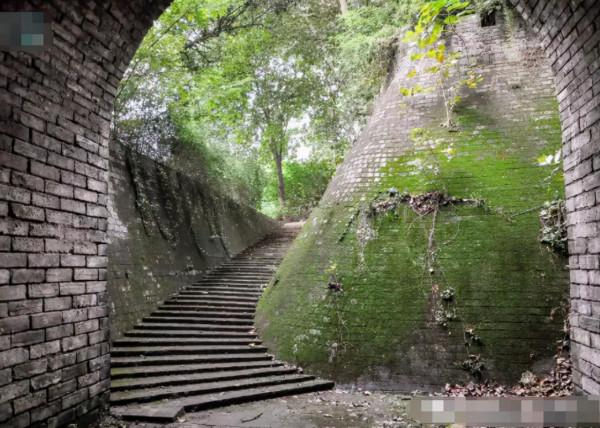 挖宿舍時，朱元璋最寵愛的女兒之墓被發現，竟有活人居住其中