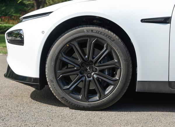 軸距近3米造型帥氣,最快4.3秒破百,不燒油也能跑很遠,小鵬P7 軸距近3米造型帥氣,最快4.3秒破百,不燒油也能跑很遠,小鵬P7