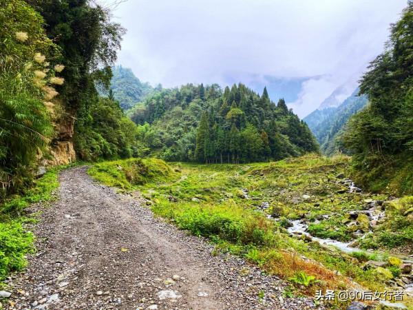 距成都80多公里的冷門徒步勝地，山中風景原始，古道滄桑古廟深藏