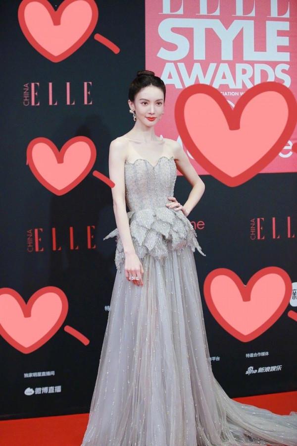 ELLE盛典出意外，紅毯環節延期到深夜，女星造型脫妝狀態受影響