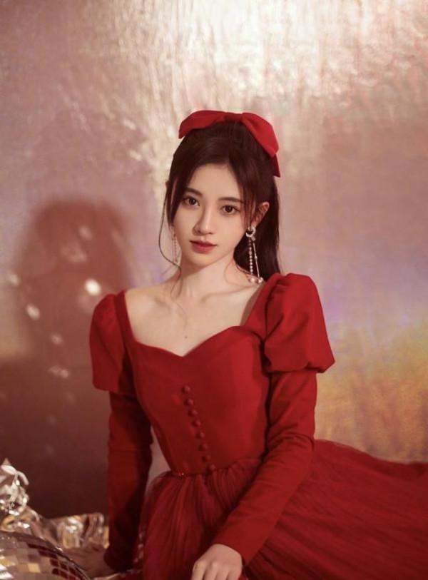 為什麼鞠婧禕穿紅色連衣裙時尚又甜美？我們穿卻土裡土氣，因為？