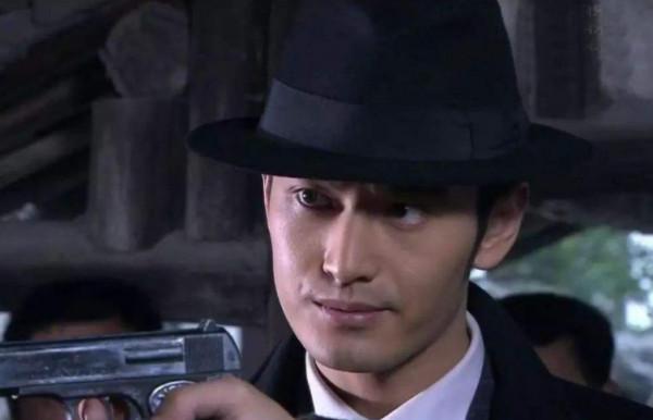 同是給馮程程打傘，周潤發版與黃曉明版，兩個版本的差距有多大？