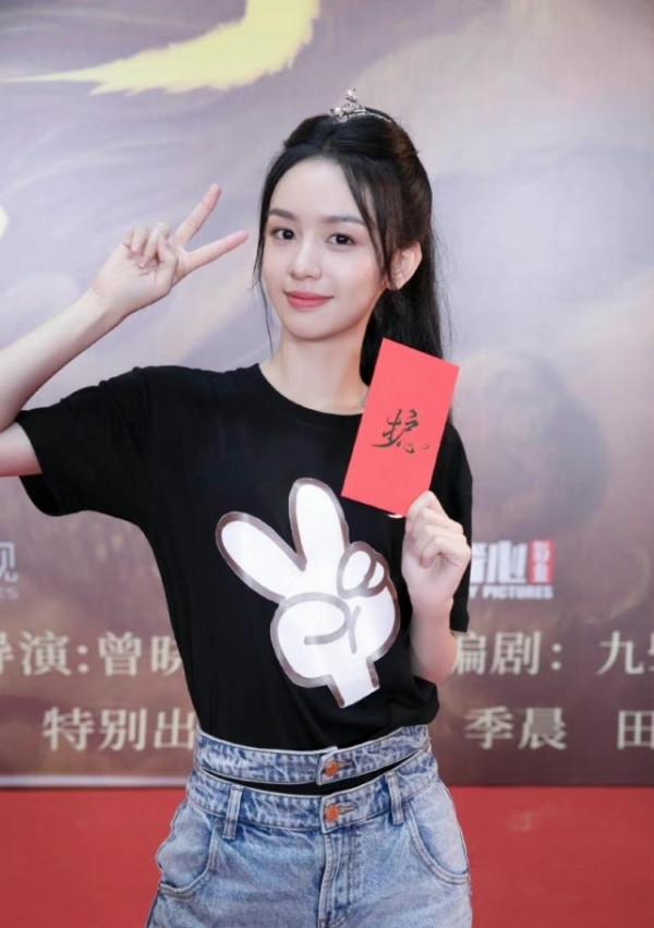 周也侯明昊合作新劇，黑袍造型霸氣拉滿，各種風格都能駕馭