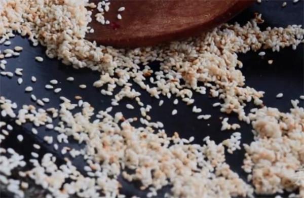 教你在家自制香菇黃豆醬，香酥美味又下飯，還沒有任何新增劑