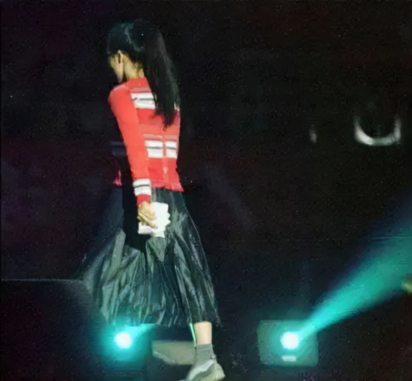 20年前揭開頒獎內幕，怒摔話筒手撕那英的田震，如今過得怎麼樣？