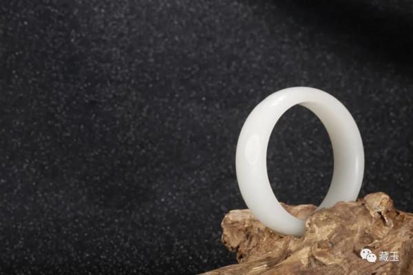 那些極為特殊的和田玉手鐲,誰不想擁有一個 那些極為特殊的和田玉手鐲,誰不想擁有一個