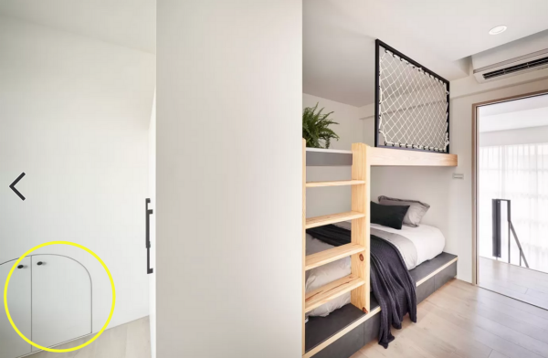 甘拜下風！櫃體下方掏個視窗，連通兩個空間，孩子當通道來用了