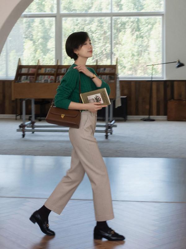 女人過40要學會斷舍離,闊腿褲別穿了,這4條直筒褲才是冬季首選 女人過40要學會斷舍離,闊腿褲別穿了,這4條直筒褲才是冬季首選