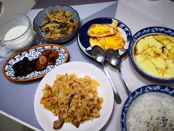 公公來家裡住，媳婦做的早餐，在朋友圈火了，網友：太寒酸，摳門