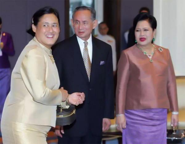 蘇提達王后的禮服vs西拉米,前者衣服好看,後者全靠顏值支撐 蘇提達王后的禮服vs西拉米,前者衣服好看,後者全靠顏值支撐