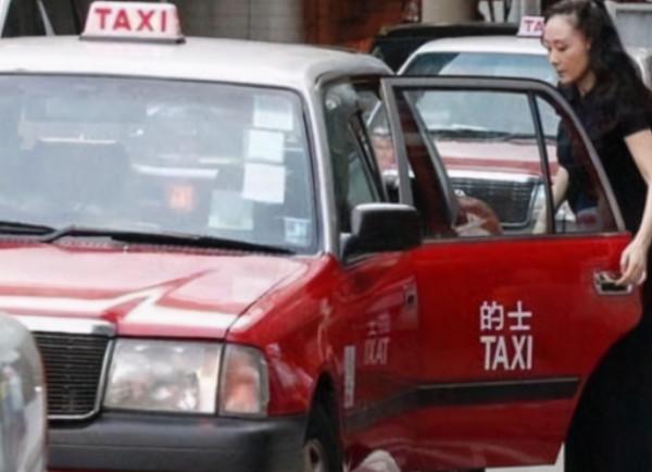 李連杰終於現身了，摘下帽子猶如糟老頭！妻子利智風韻猶存