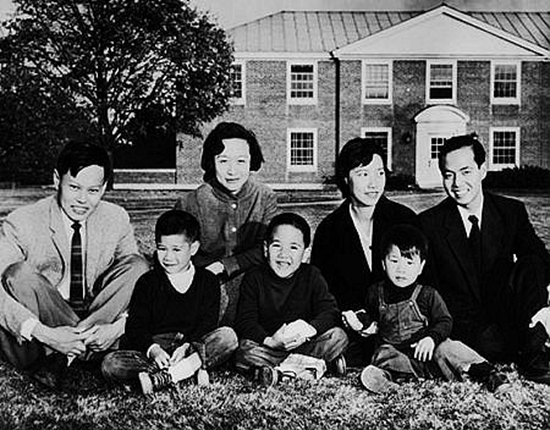 楊振寧第一次面見毛主席,毛主席問他:“萬壽無疆”科不科學? 楊振寧第一次面見毛主席,毛主席問他:“萬壽無疆”科不科學?