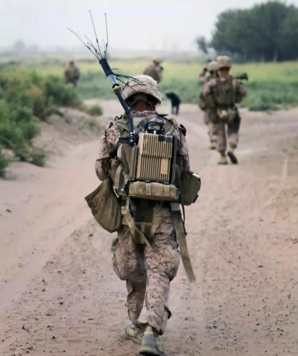 子彈耗盡,可以撿起敵人的槍繼續戰鬥嗎?老兵忠告:不怕死就行 子彈耗盡,可以撿起敵人的槍繼續戰鬥嗎?老兵忠告:不怕死就行