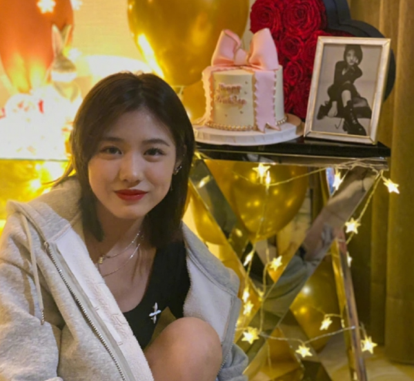 章子怡為繼女慶生，16歲小蘋果展現成熟風，與醒醒同框超有愛