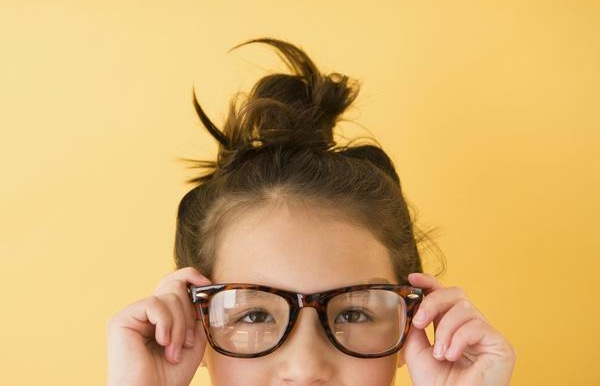 戴眼鏡就不能化妝了嗎?“眼鏡妝”瞭解一下,簡單又好看 戴眼鏡就不能化妝了嗎?“眼鏡妝”瞭解一下,簡單又好看