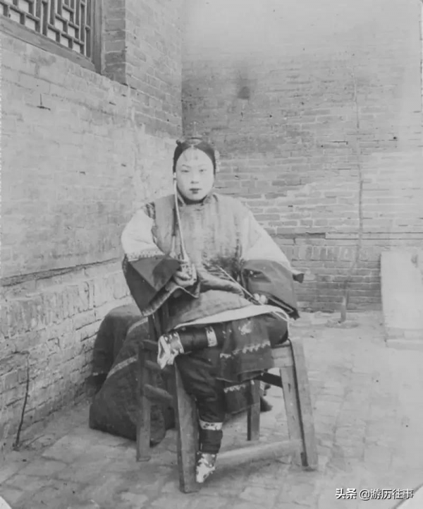 100多年前的晚清社會，慈禧出逃後的寢宮，仍有守衛在看守