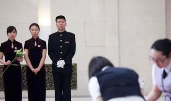 不能用手直接觸控身體，入殮師：與鬼神無關，即便是親人也不可以