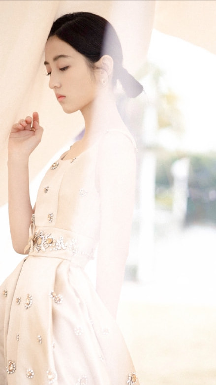 34屆金雞紅毯，張譯緊張到搓衣角，青年演員蹲下為陳道明“讓鏡”